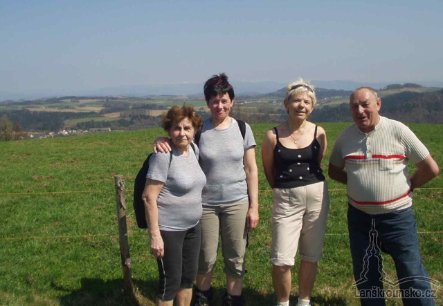 21_PESKY_Nad Janousovem, vzadu snih v Jesenikach.jpg